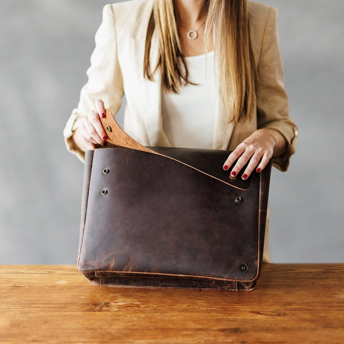 MOONSTER® - Bolsa de cuero para computadora portátil, funda de cartera, espaciosa, hecha a mano con diseño sin tirantes de cuero de búfalo de grano completo, perfecto para laptops, MacBook y tabletas de 13 pulgadas, 14 pulgadas y 15 pulgadas