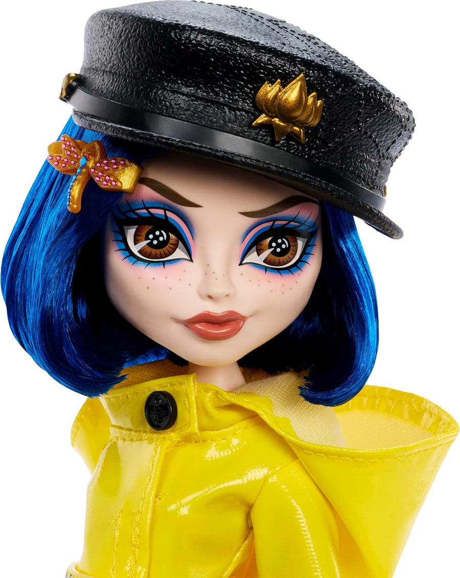 Monster High Muñeca Skullector, Coraline coleccionable en impermeab...