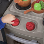 Step2 Moderno juego de cocina Metro para niños, incluye más de 30 accesorios de cocina de juguete, características interactivas para juegos de simulación, juego para interiores y exteriores, dimensiones 44.75 pulgadas de alto x 46.5 pulgadas de ancho x