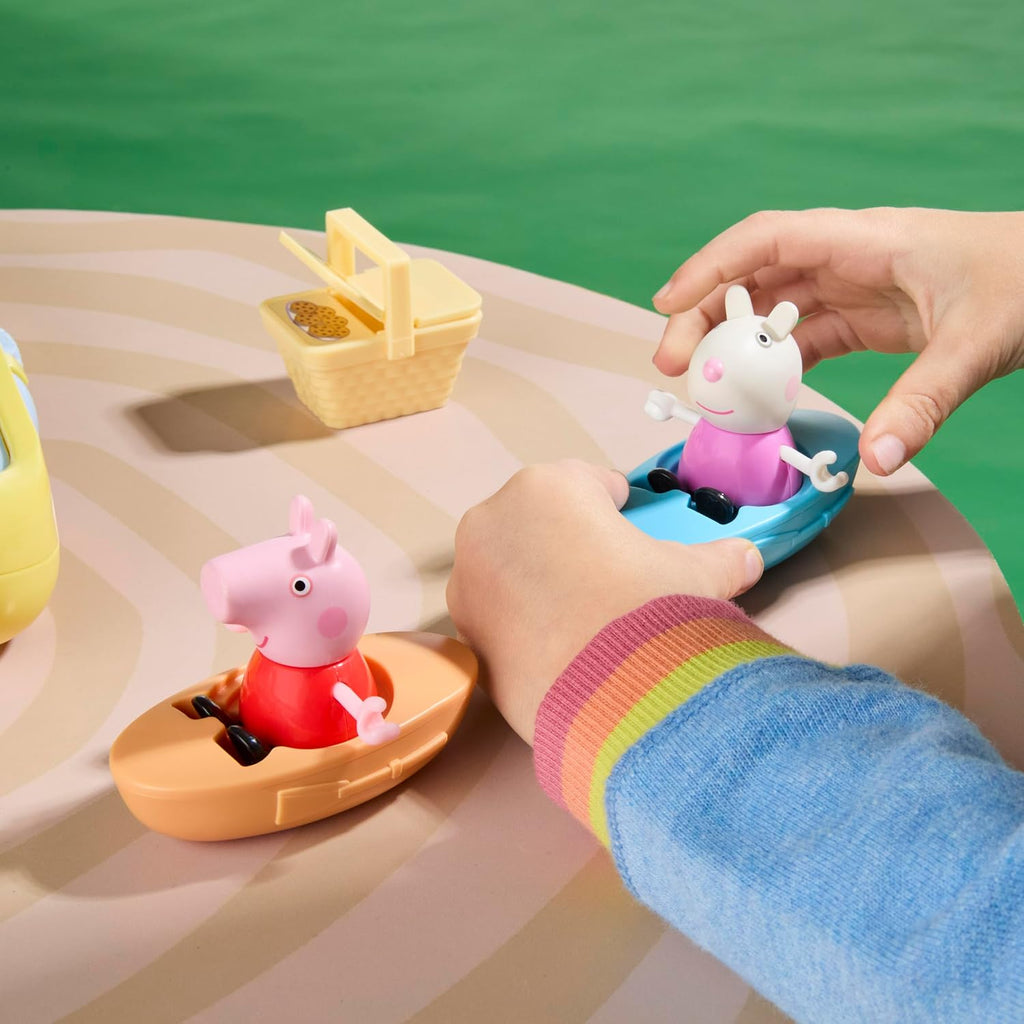 Peppa Pig Peppa's Travels: juego de aventura al aire libre, 2 figuras con mini coche y autobús, barcos, tienda de campaña y más, juguetes preescolares para niñas y niños mayores de 3 años