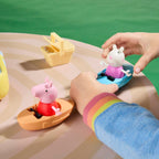 Peppa Pig Peppa's Travels: juego de aventura al aire libre, 2 figuras con mini coche y autobús, barcos, tienda de campaña y más, juguetes preescolares para niñas y niños mayores de 3 años