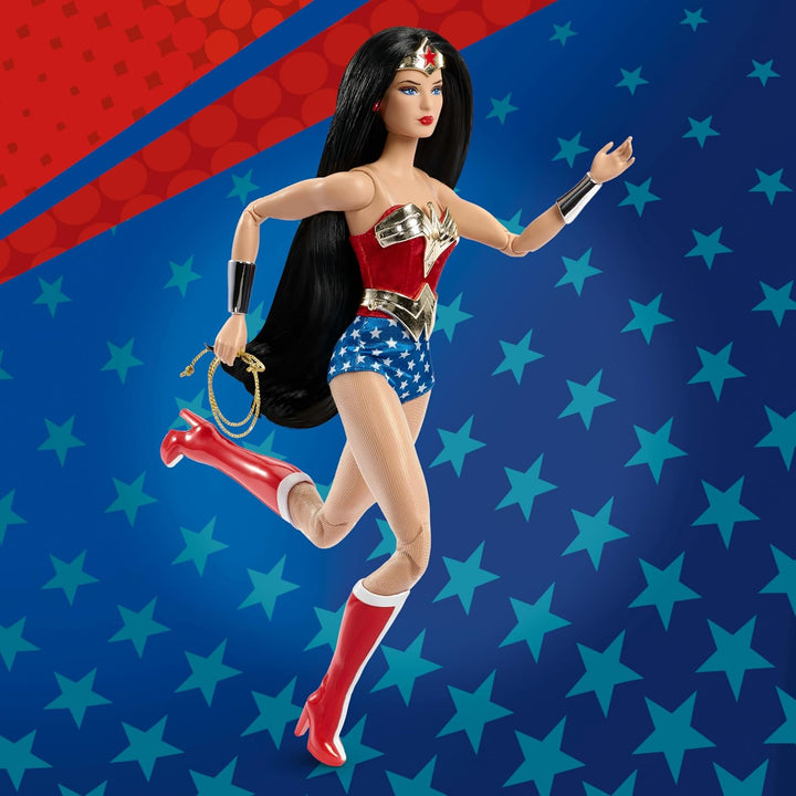 Barbie Muñeca exclusiva, Wonder Woman coleccionable con soporte par...