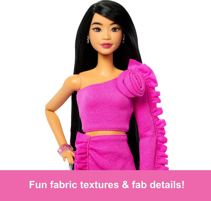 Barbie Muñeca de estilo Deluxe #2 en traje de Barbiecore, pelo negr...