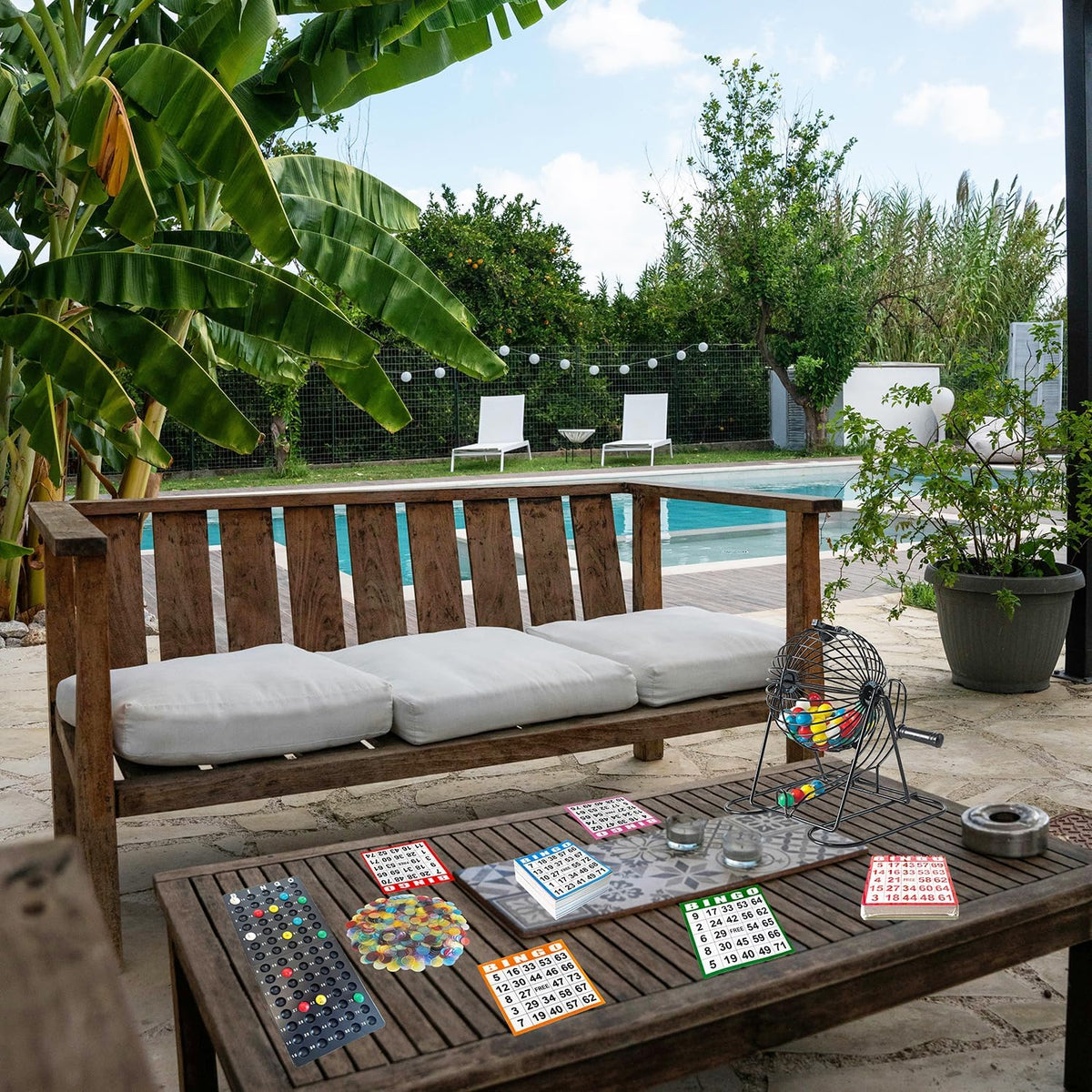 SEETOOOGAMES Juego de bingo de lujo, jaula de metal, 50 tarjetas de bingo, 500 hojas de papel, 500 fichas, 75 bolas, tablero maestro de plástico, ideal para grupos grandes, juegos familiares, noches de fiestas (jaula redonda)