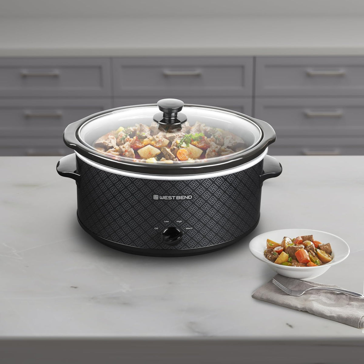 West Bend Olla de cocción lenta manual de 6 cuartos estilo cerámica con olla de cerámica ovalada apta para lavavajillas y tapa de vidrio, dos configuraciones de temperatura más función mantener