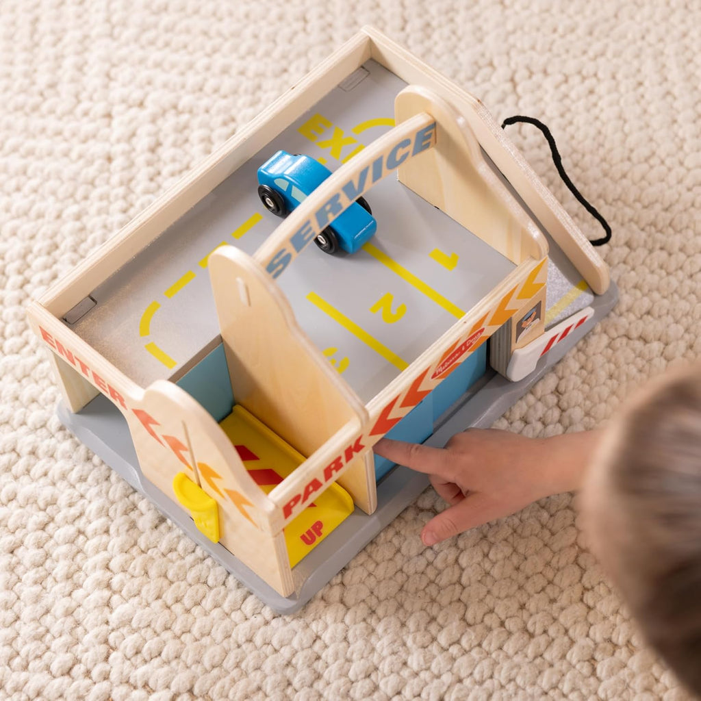 Melissa & Doug Estación de Servicio Parqueadero con 2 Coches de Madera y Lavado de Autos Drive-Thru