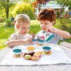 Hape Juego de té para niñas y niños pequeños, juego de fiesta de té de lata de 18 piezas con funda de transporte de tucán, tetera de juguete, galletas de comida y paño de picnic