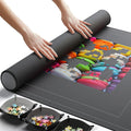Newverest Tapete Enrollable para Rompecabezas, Almohadilla Ahorradora de 55" x 35.5" Guardador Portátil para Hasta 3000 Piezas con Parte Inferior de Goma Antideslizante y Parte Superior de Poliéster +
