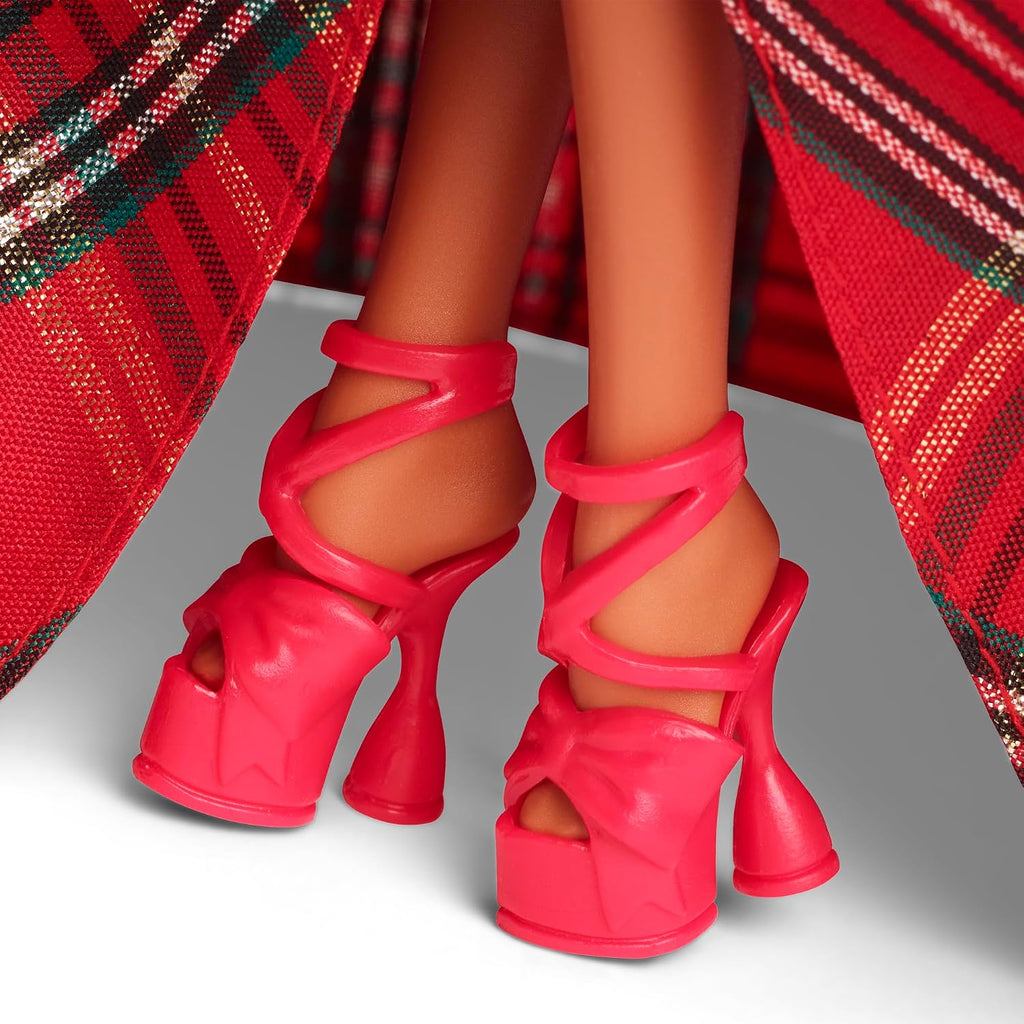 Barbie Signature 2024 Muñeca Navideña con Cabello Castaño Claro en Vestido a Cuadros, Juguete Coleccionable en Empaque Exhibible