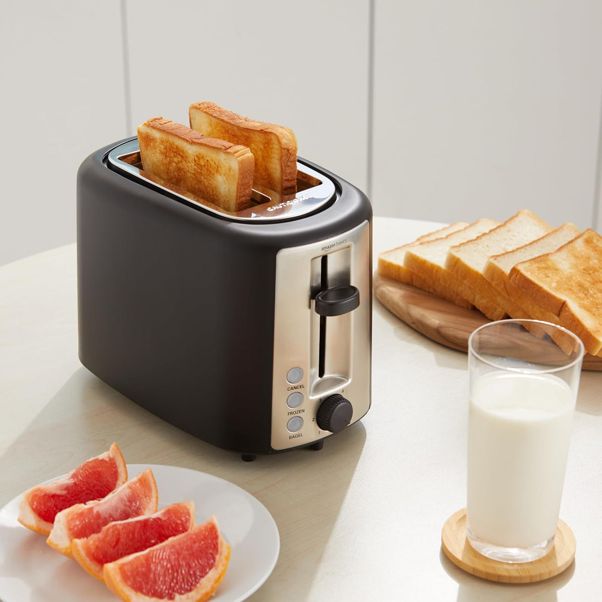 Amazon Basics Tostadora de 2 rebanadas, ranuras extra anchas para bagels, 6 ajustes de tostado, bandeja extraíble para migas, botones de descongelación/cancelación/bagel, envoltura de cable, 900 W
