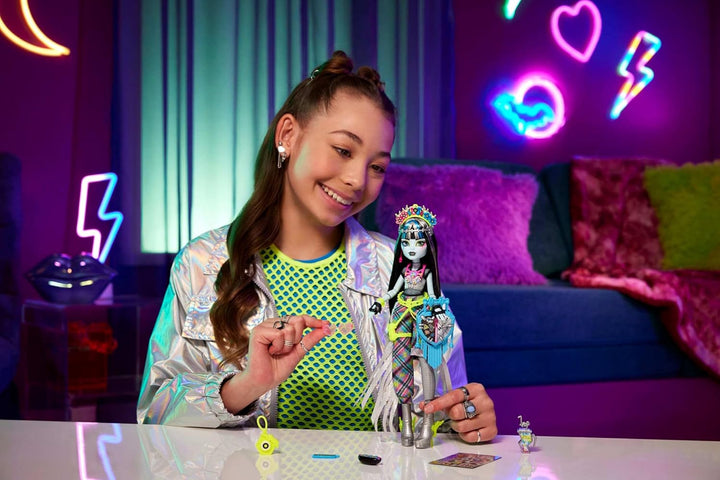 Monster High Muñeca del Festival Monster Fest, Frankie Stein con at...