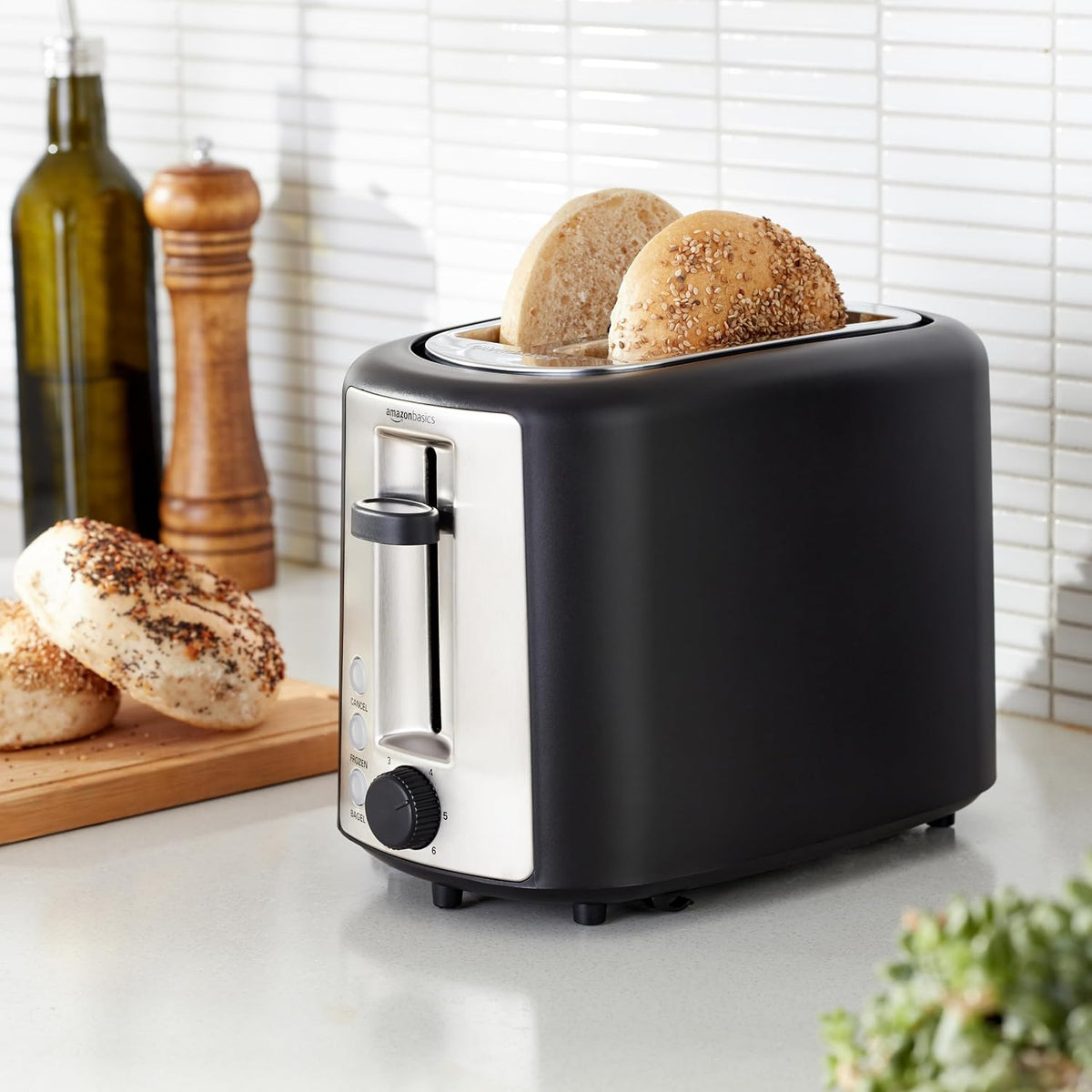 Amazon Basics Tostadora de 2 rebanadas, ranuras extra anchas para bagels, 6 ajustes de tostado, bandeja extraíble para migas, botones de descongelación/cancelación/bagel, envoltura de cable, 900 W