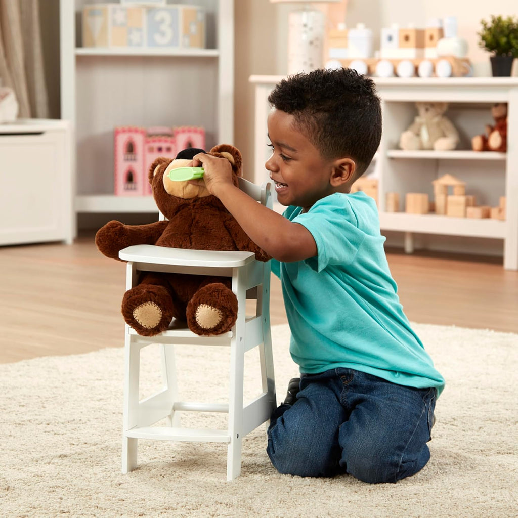 Melissa & Doug Silla alta de juguete para juego de imitación con accesorios para muñeca bebé