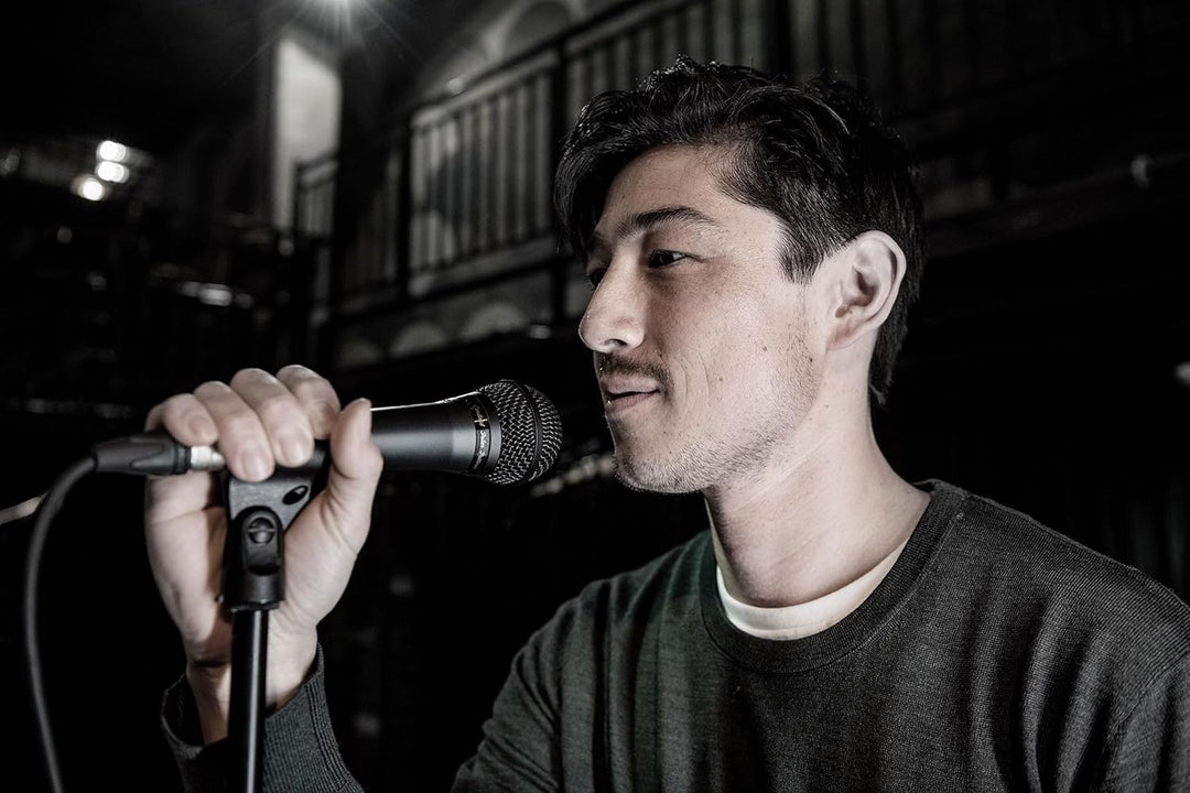 Shure Kit de rendimiento escénico con micrófono de mano vocal dinám...