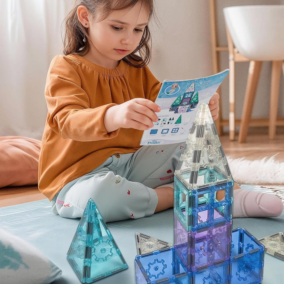 Tytan Toys Disney Frozen - Azulejos magnéticos de castillo de princesa, juego de construcción STEAM de 68 piezas con azulejos con purpurina y calcomanías de Elsa, Anna y Olaf, juguetes educativos de Frozen para niñas de 3 a 4 años en adelante