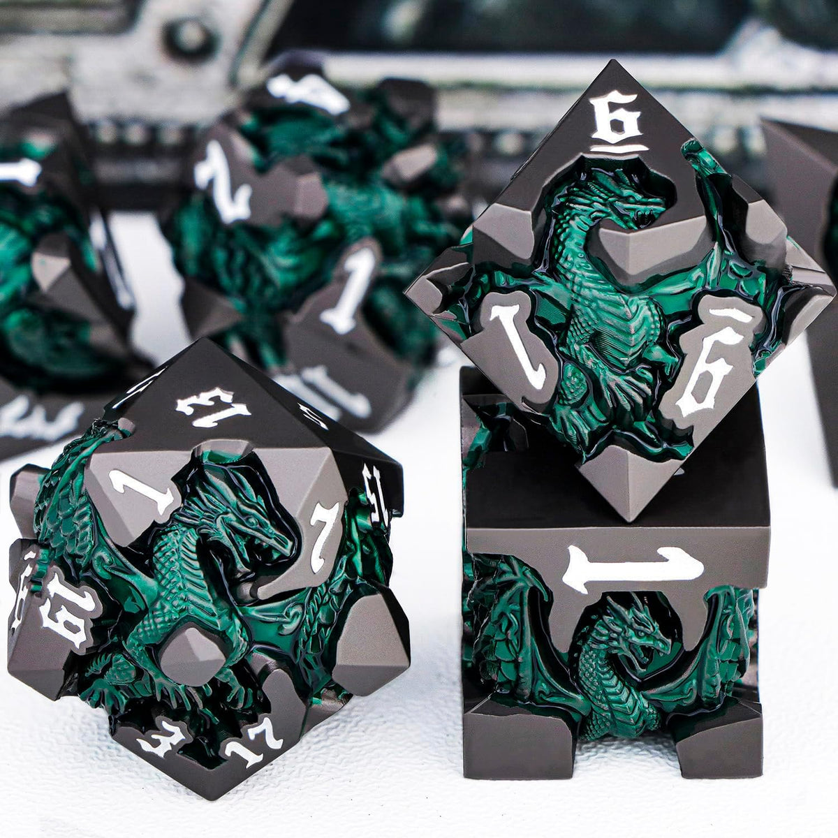 Juego de dados DND de dragones 3D con caja de regalo, dados D y D de metal para uso con juegos de rol D&D, juego de dados poliédricos de mazmorras D20 D12 D10 D8 D6 D4 (negro verde)
