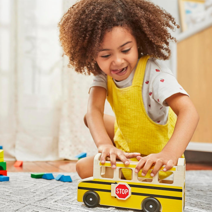 Melissa Doug Juego de madera para autobús escolar con 7