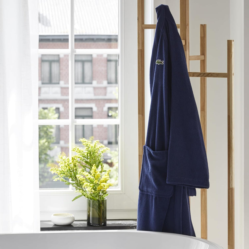 Lacoste Bata de baño clásica de piqué, 100% rizo de algodón suave, bata de baño unisex para adultos, absorbente y de secado rápido, talla única para la mayoría