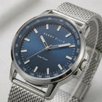 Perry Ellis Reloj para hombre con energía solar | Correa de malla de acero | Relojes de pulsera analógicos resistentes al agua para hombre | Caja de 43mm | Bisel de tacómetro de aluminio | Elegante