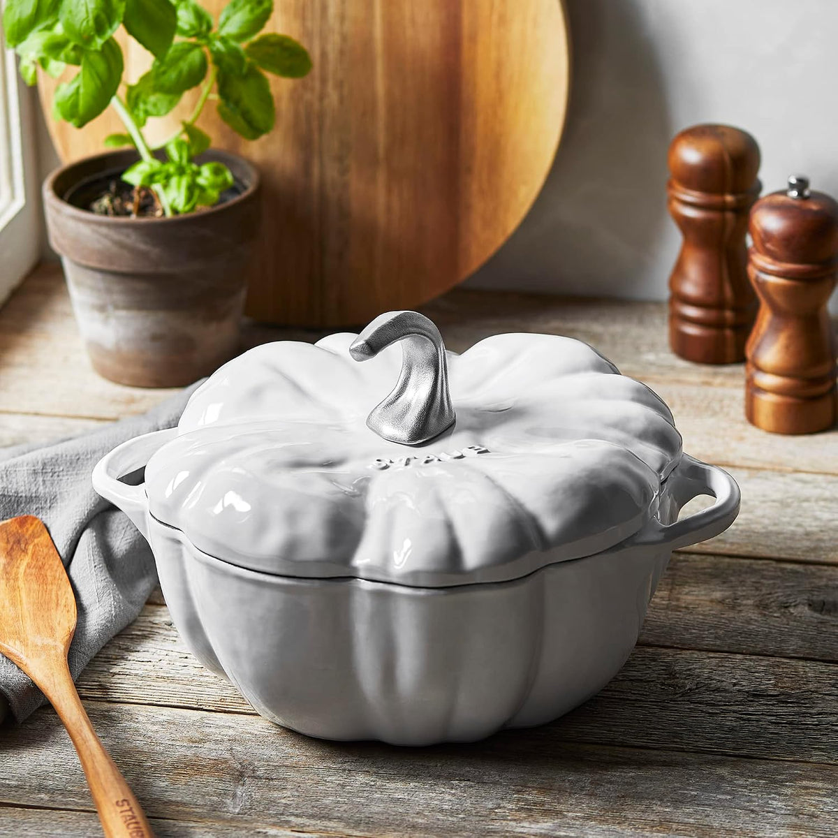 STAUB - Olla holandesa de hierro fundido de 3.2 litros, cocotte de calabaza con pomo de acero inoxidable, fabricada en Francia, sirve para 3-4 personas, color blanco