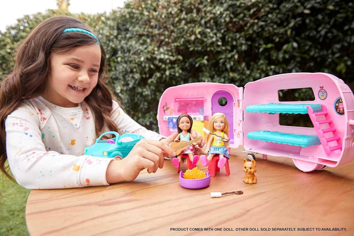 \u200BBarbie Club Chelsea Camper juego con muñeca Chelsea, cachorro...