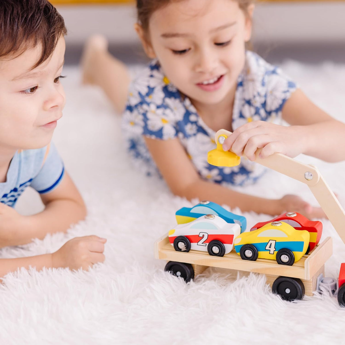 Juego de camión remolque de vehículos Melissa & Doug magnético con 4 vehículos y 1 camión semirremolque, Estándar