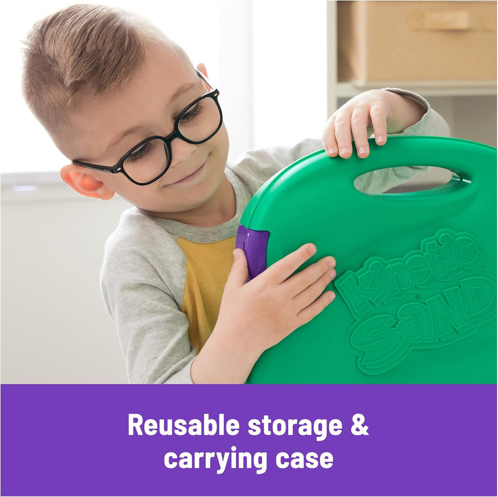Kinetic Sand, Zona de juegos para cachorros, arena de 23.99 oz, 3 accesorios multiusos para perros, 2 herramientas de arena, estuche de transporte cómodo, juguetes para niños y niñas, a partir de 3