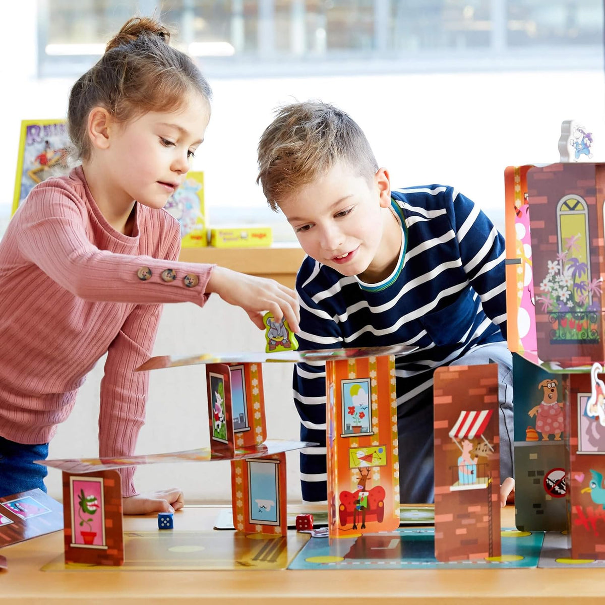 Haba Rhino Hero Súper Batalla – Un turbulento juego de apilamiento 3D diversión para todas las edades