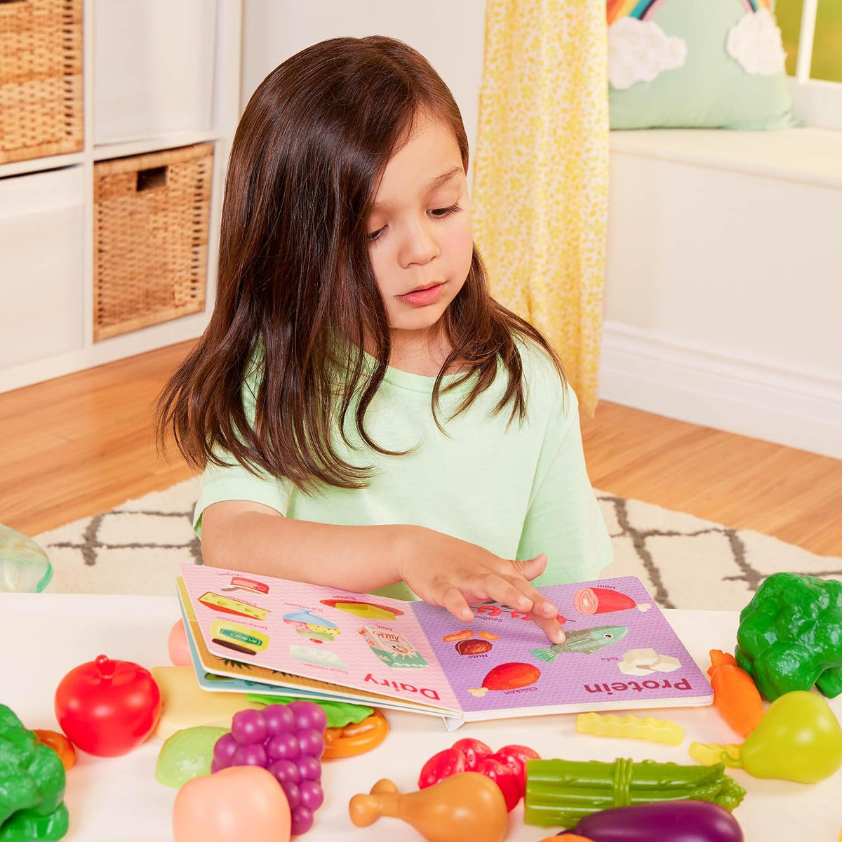 B. toys Juego de comida con libro, juego de comida de 32 piezas