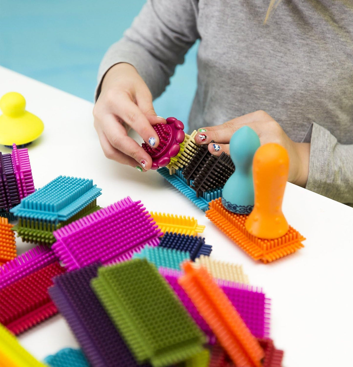 B. toys Bloques de cerdas, 68 bloques entrelazados en frasco, construcción