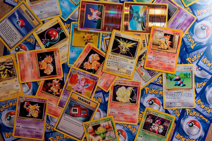 50 cartas de Pokemon más 1 carta legendaria ultra rara de