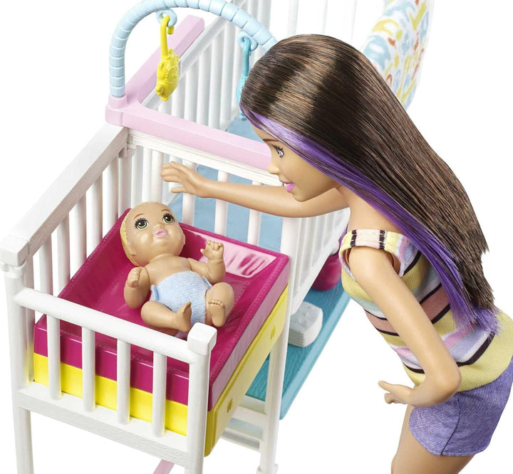 Muñecas y juego de Barbie Skipper Babysitters Inc, guardería para t...