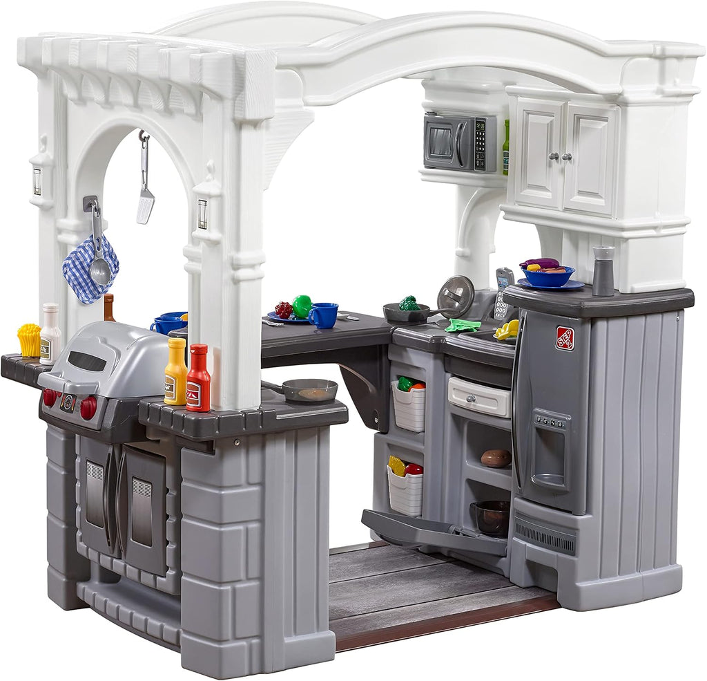 Step2 Grand Walk-in - Juego de cocina y parrilla para niños, cocineta para interiores y exteriores, juego interactivo con luces y sonidos, plástico duradero, accesorios de juguete de 103 piezas, niños