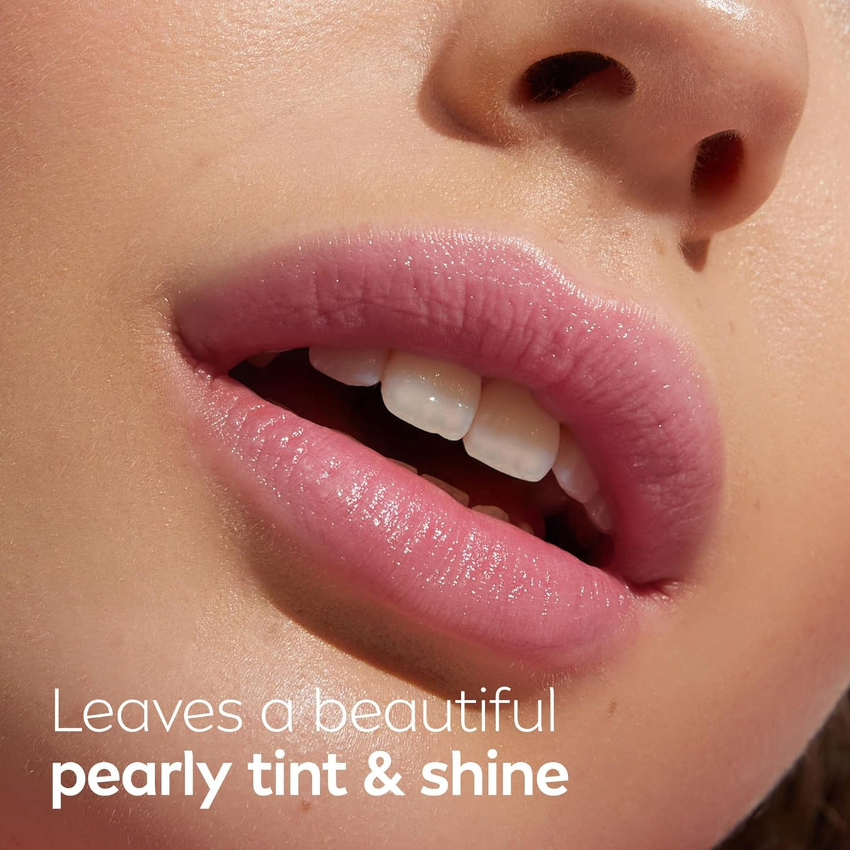 NIVEA Shimmer Lip Care, paquete de bálsamo labial brillante con man...