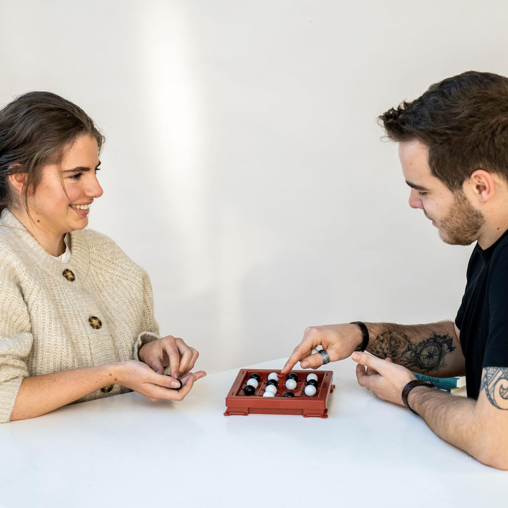 Orbito de Flex IQ, juegos de estrategia para 2 jugadores para reuniones familiares, ideal para juegos infantiles, incluye 1 tablero de juego con botón orbito, 8 canicas blancas y 8 canicas negras