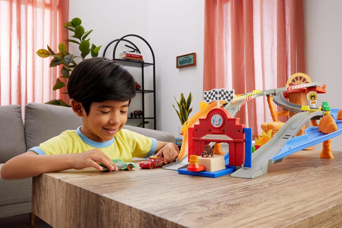 Mattel Disney y Pixar Cars Set de Juguetes, Rayo McQueen y Chick Hicks y 2 Vehículos del Equipo de Pobretones, 2 Maneras de Carrera, Pista de Carrera y Rescate Carretera de Rescate