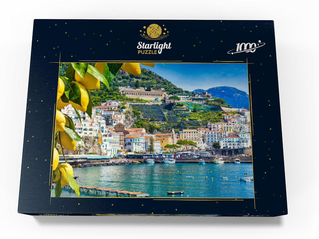 MyPuzzle - Vista panorámica de la hermosa Amalfi en colinas que conducen a la costa, Campania, Italia, rompecabezas premium de 1000 piezas para adultos