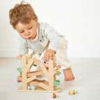 Janod - Tobogán de madera de 3 niveles - Tobogán de hormigas con 4 autos incluidos - Juguete de aprendizaje temprano y primera infancia - Entrenamiento de habilidades motoras finas - a partir de 1 año