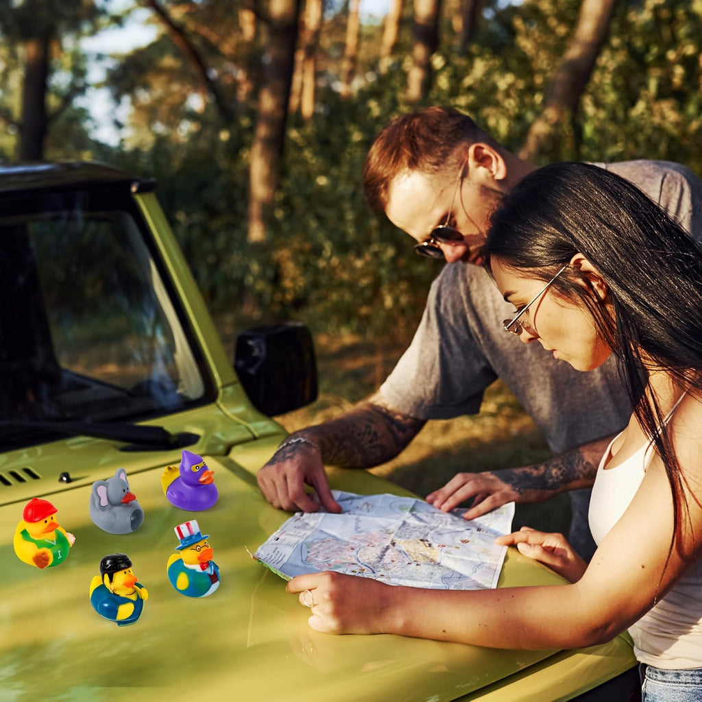 JOYIN 60 patos de goma, patos surtidos aleatorios a granel con bolsa de transporte de malla, mini patitos de goma para juguetes de baño de bebés, juguetes de piscina de verano para niños pequeños, regalos de cumpleaños, recuerdos de fiesta