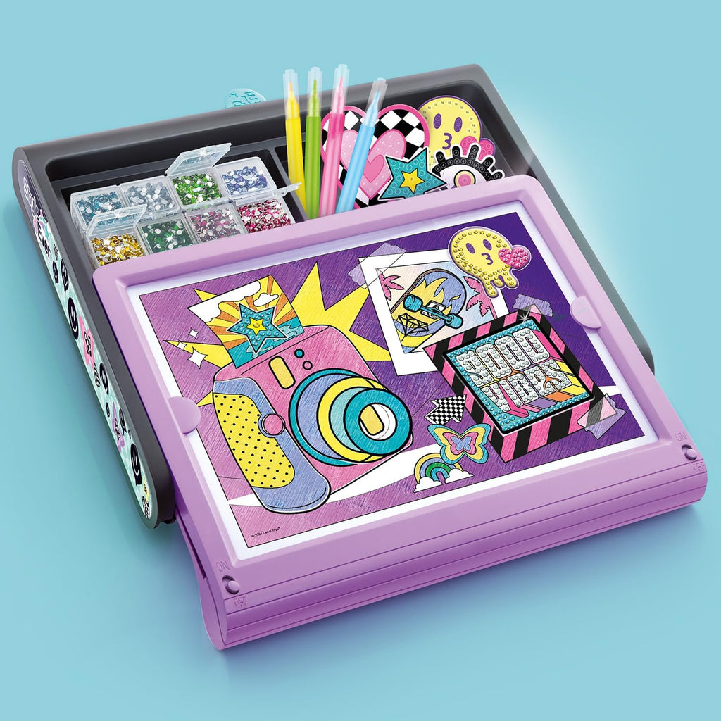 Canal Toys Style 4 Ever Estudio de Arte de Diamante. Estuche LED 3 en 1 con Tablero Iluminado. Crea Dibujos, Pósters de Diamantes y Adhesivos de Diamantes. Edad 6+