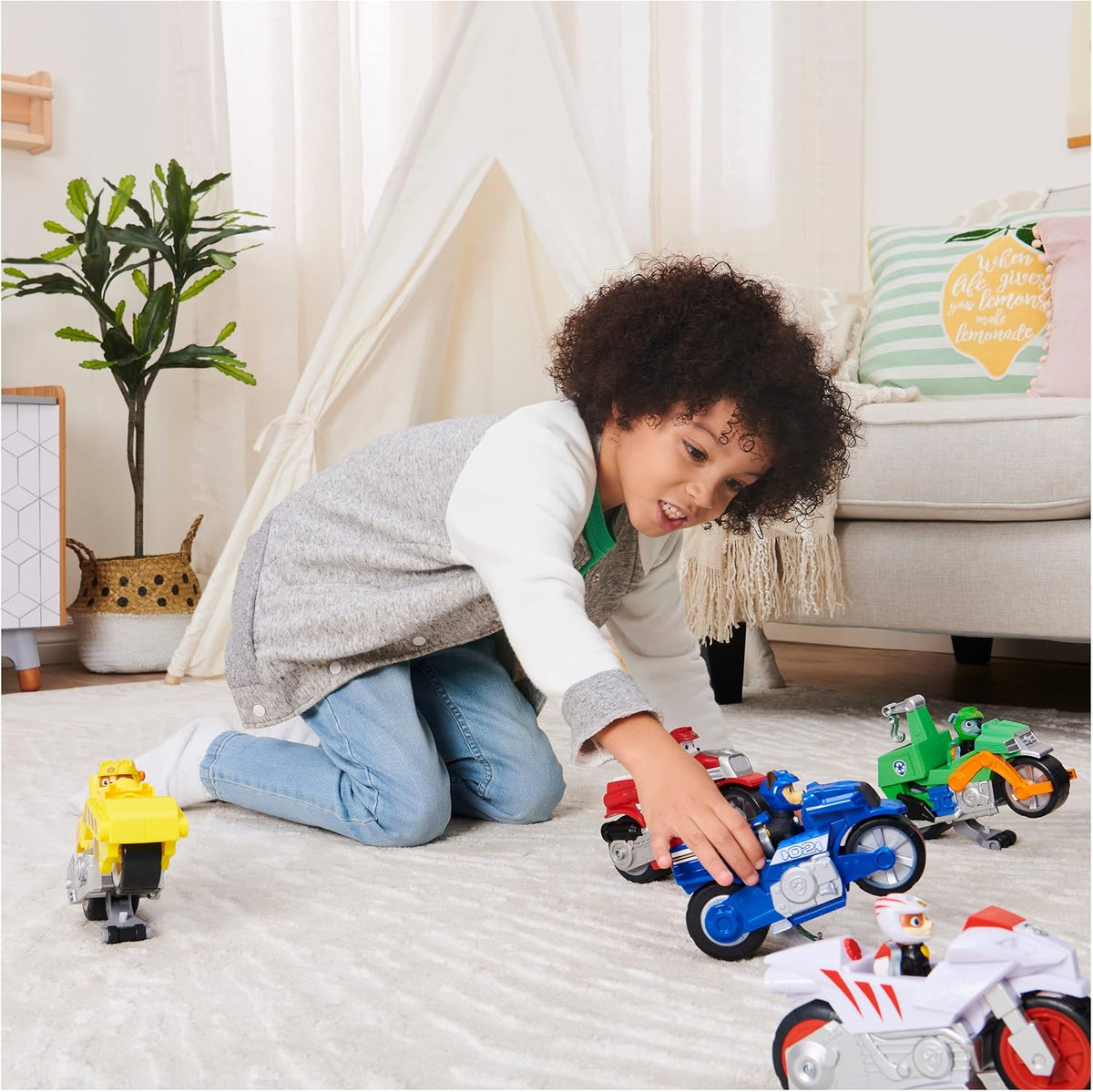 Paw Patrol, Moto Pups Deluxe de Chase, vehículo de motocicleta de tracción que hace piruetas y figura de juguete