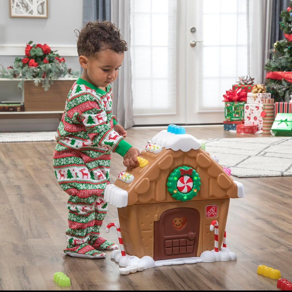 Step2 My First Gingerbread House, juguete interactivo navideño para niños, ilumina y reproduce música, incluye 20 accesorios, para niños pequeños de 1 año en adelante