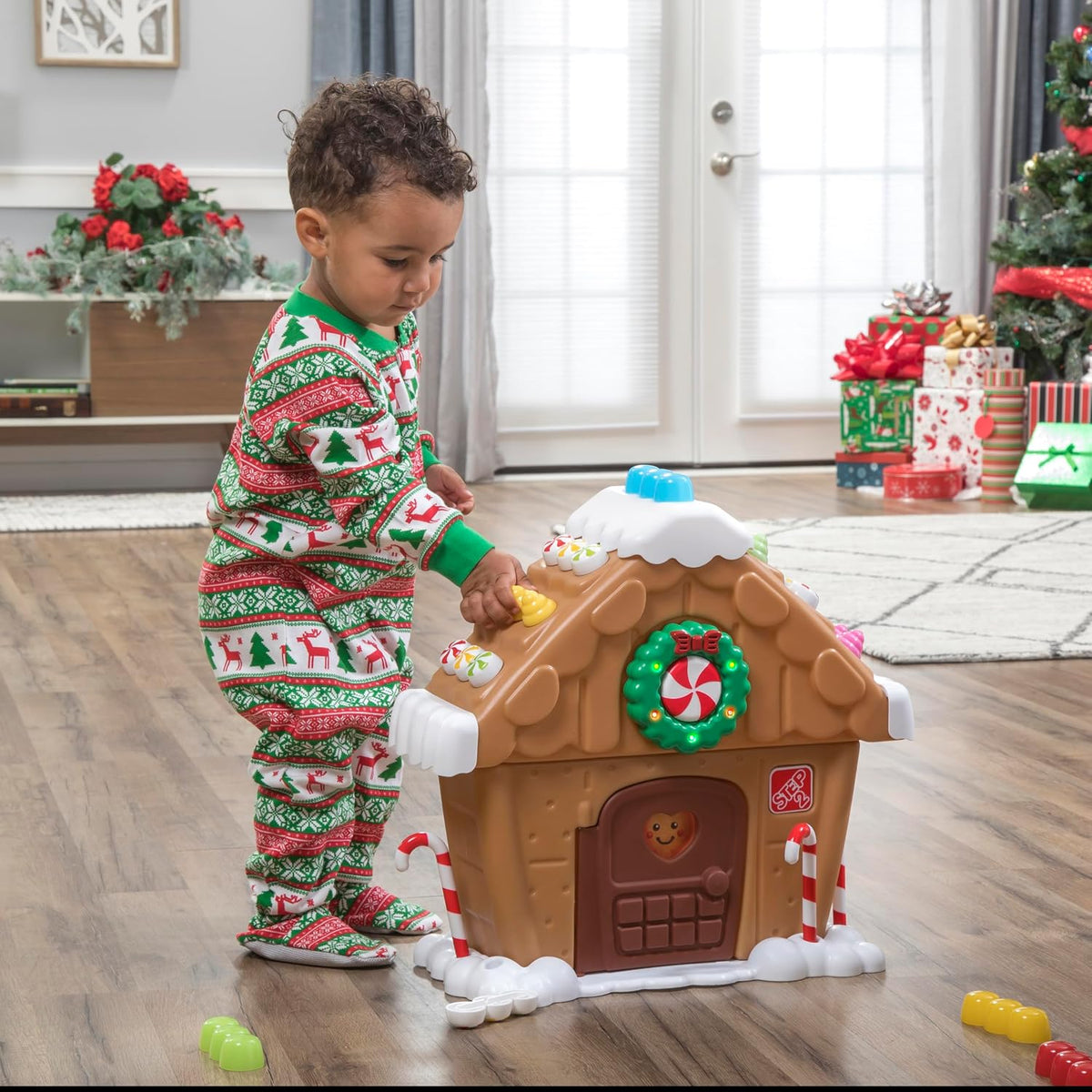 Step2 My First Gingerbread House, juguete interactivo navideño para niños, ilumina y reproduce música, incluye 20 accesorios, para niños pequeños de 1 año en adelante