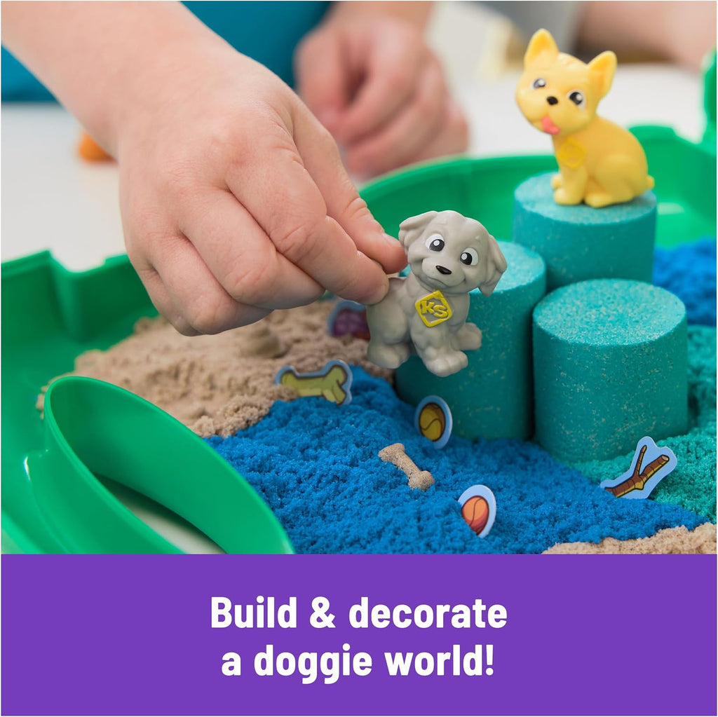 Kinetic Sand, Zona de juegos para cachorros, arena de 23.99 oz, 3 accesorios multiusos para perros, 2 herramientas de arena, estuche de transporte cómodo, juguetes para niños y niñas, a partir de 3