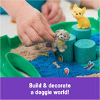 Kinetic Sand, Zona de juegos para cachorros, arena de 23.99 oz, 3 accesorios multiusos para perros, 2 herramientas de arena, estuche de transporte cómodo, juguetes para niños y niñas, a partir de 3