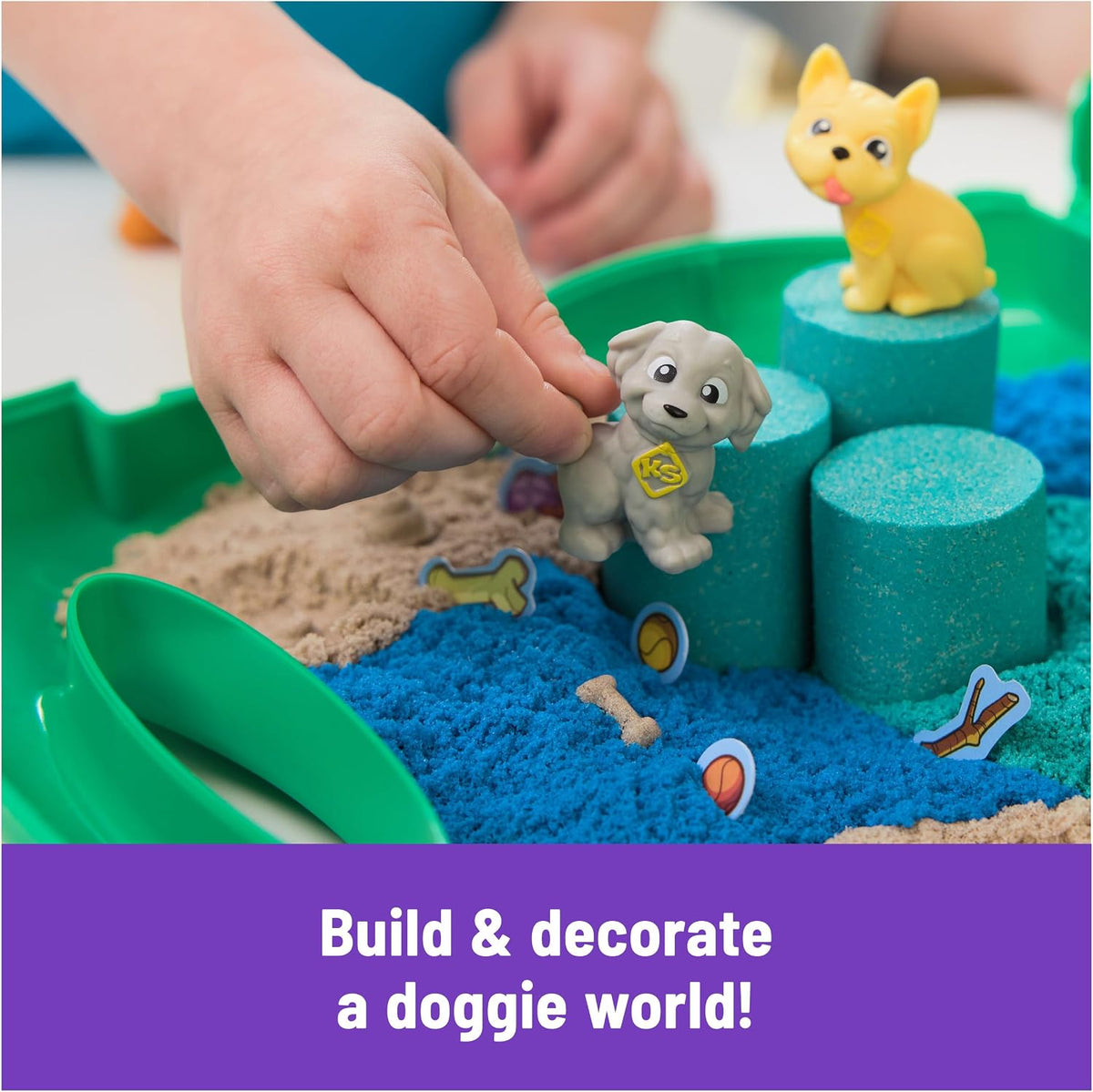Kinetic Sand, Zona de juegos para cachorros, arena de 23.99 oz, 3 accesorios multiusos para perros, 2 herramientas de arena, estuche de transporte cómodo, juguetes para niños y niñas, a partir de 3