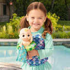 CoComelon - Muñeca JJ Splish Splash - con juguete de baño de tiburón y accesorios acuáticos para jugar con agua - Juguetes para niños y preescolares - Exclusivo de Amazon