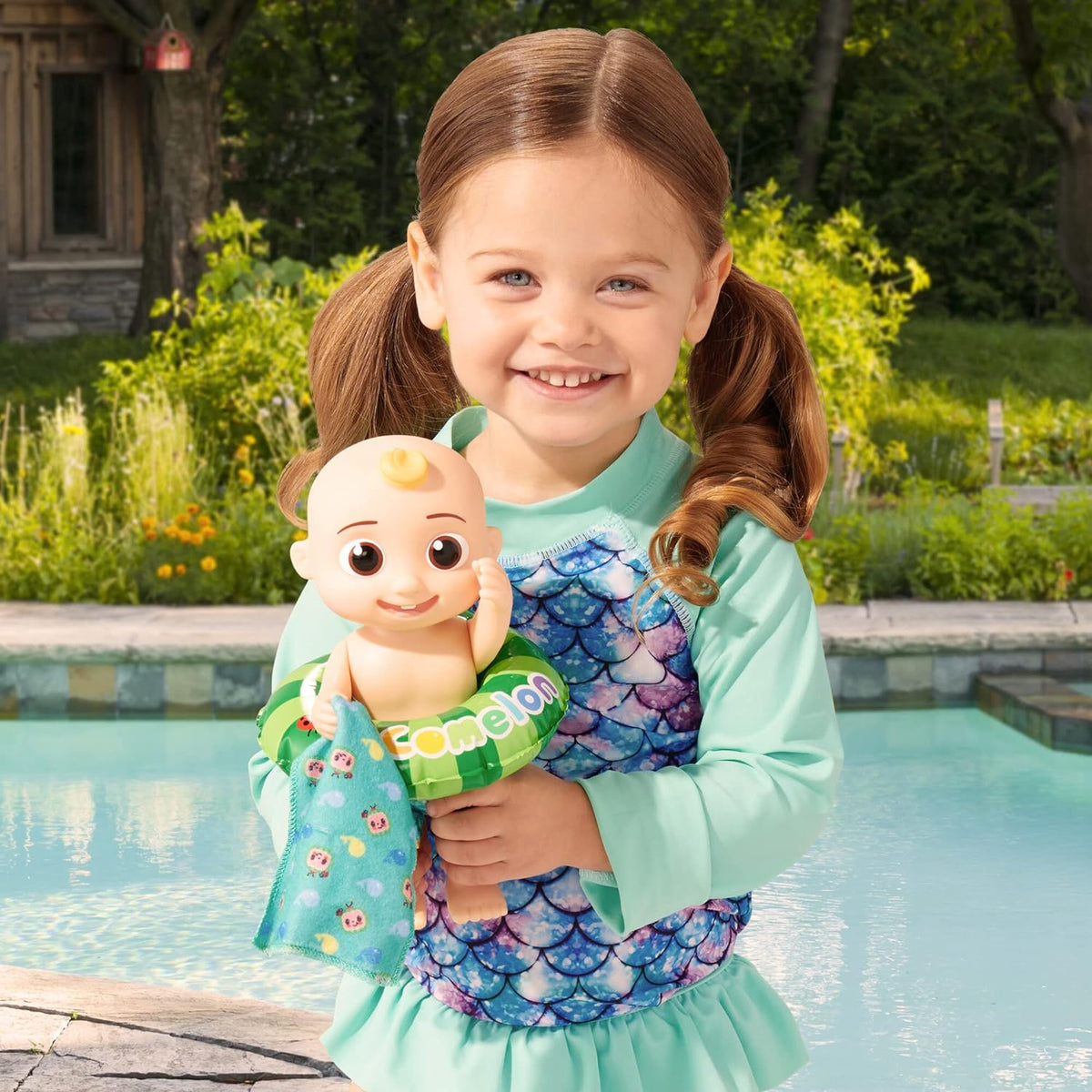 CoComelon - Muñeca JJ Splish Splash - con juguete de baño de tiburón y accesorios acuáticos para jugar con agua - Juguetes para niños y preescolares - Exclusivo de Amazon