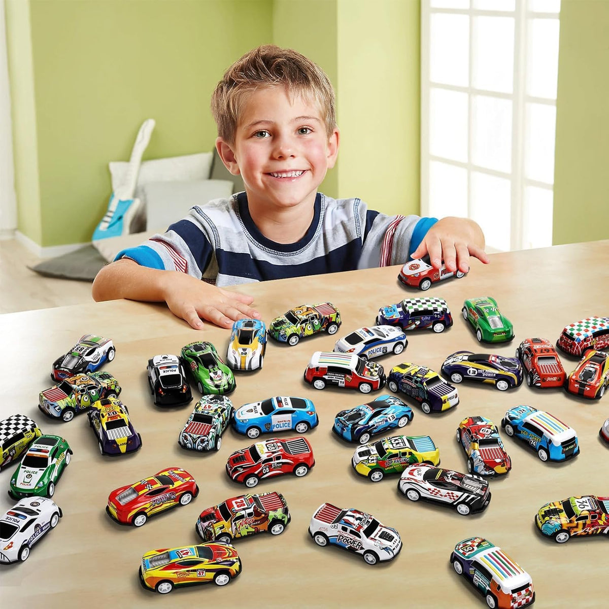 Liberty Imports Paquete de 50 autos de carreras para niños, a escala 1:64, vehículos de carreras de metal a granel en cubo de almacenamiento, recuerdos de fiesta, bolsas de regalo, premios de aula para niños y niñas pequeños