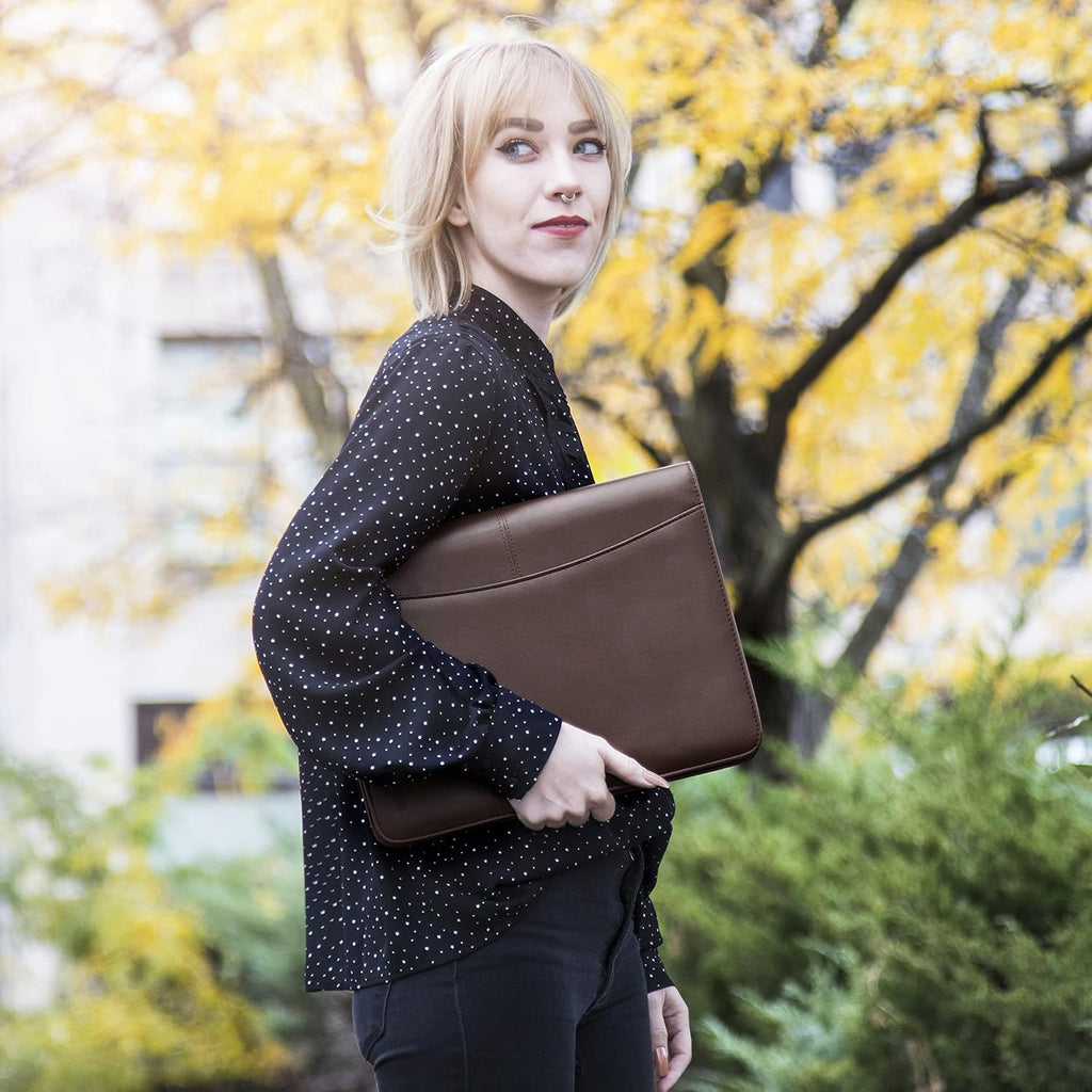 Cossini Portafolio de Negocios Premium con Cremallera – Padfolio - Las Impresiones Comerciales Superiores Comienzan con Cuero PU Vegano, Funda para Tableta de 10.1 Pulgadas, Almacenamiento Inteligente